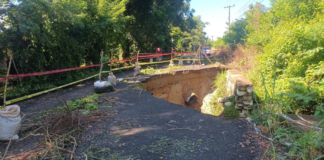 Lluvias causan socavón y cierre parcial en Zanzontla–Acateno