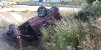 Hombre queda atrapado y herido tras volcar en Periférico Ecológico