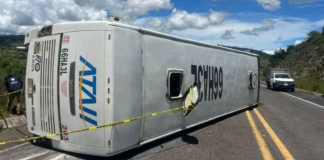 Cuatro lesionados tras volcadura de autobús en la Tlaxco-Tejocotal