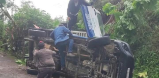 Camioneta con cilindros de gas vuelca en camino a Cuacuila