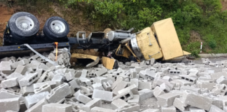 Tractocamión cargado con block vuelca en la Puebla-Orizaba