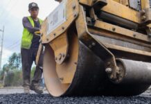 Tonantzin Fernández lleva mejoras viales al Barrio Santa María Xixitla