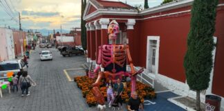 Con catrina monumental celebran labor de albañiles en Atlixco