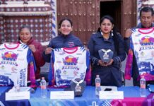 Presentan playera y medalla de la Carrera de las Iglesias en San Andrés Cholula