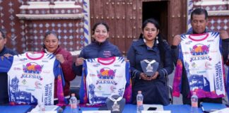 Presentan playera y medalla de la Carrera de las Iglesias en San Andrés Cholula