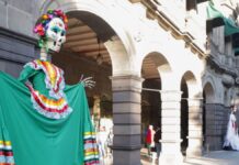 Adornan el Centro Histórico de Puebla para celebrar Día de Muertos