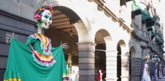 Adornan el Centro Histórico de Puebla para celebrar Día de Muertos