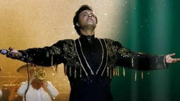 La proyección representa una lectura contemporánea del legado de Juan Gabriel, situando archivos y material inédito en un espacio público de alto impacto social.