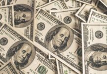 Migrantes en EU recibirían hasta 3 mil dólares por autodeportarse