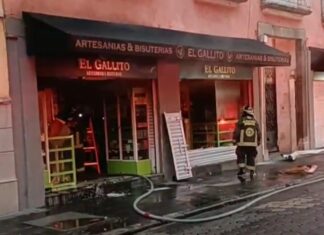 Incendio consume tienda de bisutería en el Centro Histórico