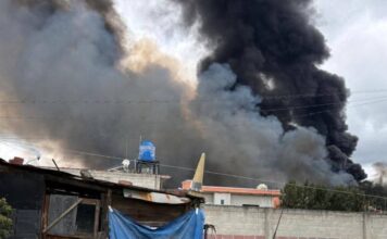 Cierran la México-Puebla por incendio de pipa con combustible