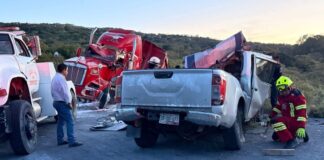 Deja tres muertos choque entre tráiler y camioneta de Ixcaquixtla