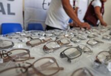 DIF Cuautlancingo entrega 150 lentes para vista cansada a personas vulnerables