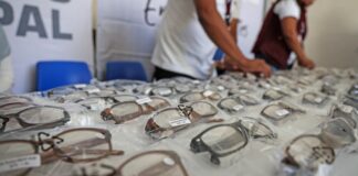 DIF Cuautlancingo entrega 150 lentes para vista cansada a personas vulnerables