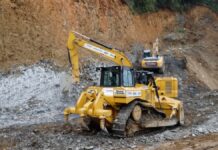 Usan maquinaria pesada para rescatar acceso vial a Eloxochitlán