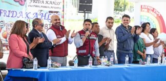 Omar Muñoz y Carlos Ochoa entregan arco techo en primaria