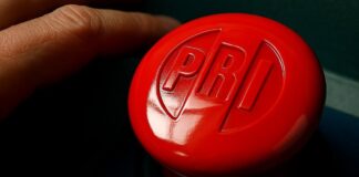 Renuncia masiva de militantes desmorona al PRI en Puebla