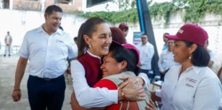 Sheinbaum y Armenta entregan apoyos a afectados por lluvias en La Ceiba