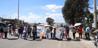 Bloquean bulevar Valsequillo para exigir instalación de topes