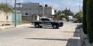 Hombre muere aplastado mientras reparaba un auto en Tehuacán