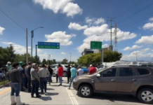 Dueños de vehículos americanos bloquean Periférico Ecológico