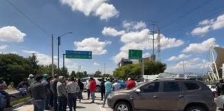 Dueños de vehículos americanos bloquean Periférico Ecológico