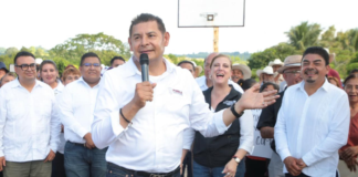 Armenta anuncia construcción de carretera en Tenampulco