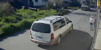 Conductor es agredido tras atropellar a dos jóvenes en Acajete