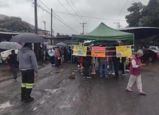 Pobladores bloquean carretera Orizaba-Tehuacán por mal estado de tramo