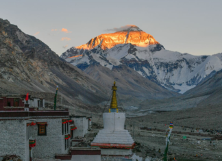 Tormenta de nieve deja atrapadas a mil personas en el Everest