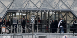 Roban joyas de valor incalculable en el Museo Louvre de París