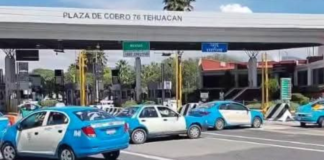 Taxistas de Tehuacán bloquean caseta en protesta contra apps de transporte