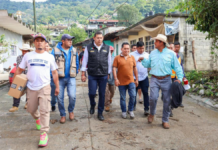 Alejandro Armenta recorre Chicontla tras afectaciones por lluvias