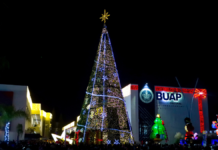 BUAP enciende su árbol navideño 2025 en el CCU