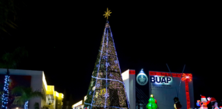 BUAP enciende su árbol navideño 2025 en el CCU