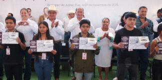 Entregan 2 mil 749 becas de conectividad a jóvenes en Xicotepec