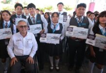 Entregan becas de conectividad a estudiantes en La Ceiba