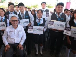 Entregan becas de conectividad a estudiantes en La Ceiba