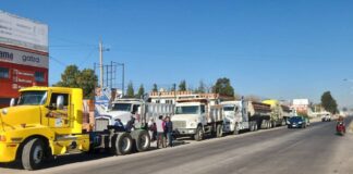 Transportistas bloquean el bulevar Huejotzingo–Cholula por adeudo