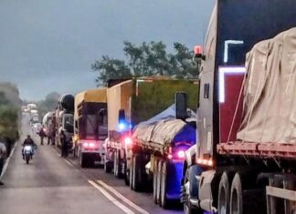 Transportistas y agricultores bloquean la Izúcar-Cuautla por segundo día