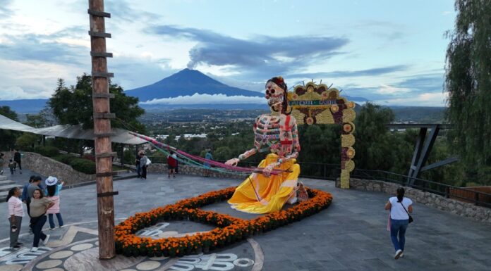 Atlixco rinde homenaje a mujeres artesanas con catrina