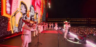Se rinden 170 mil personas ante proyección de Juan Gabriel en CDMX