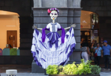 Paseo de Flores y Catrinas iluminan el Centro Histórico de Puebla