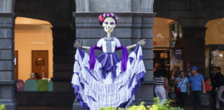Paseo de Flores y Catrinas iluminan el Centro Histórico de Puebla