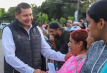 Armenta supervisa entrega de apoyos a afectados por lluvias en El Carrizal