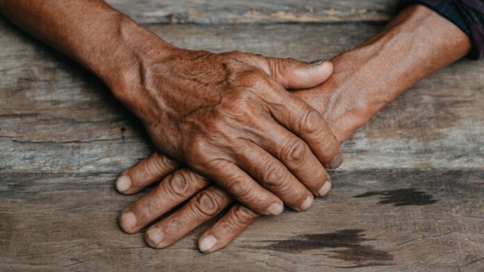 Manos anciano adulto mayor