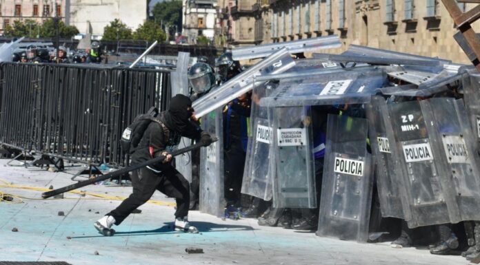 Encapuchados hirieron a 100 policías en marcha de la “Generación Z” en CDMX