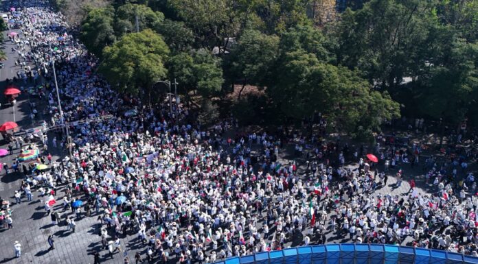 Marcha la “Generación Z” en CDMX; derriban vallas y vandalizan SCJN