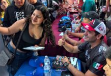 Pilotos de NASCAR conviven con aficionados en Puebla