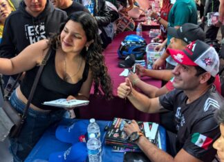 Pilotos de NASCAR conviven con aficionados en Puebla